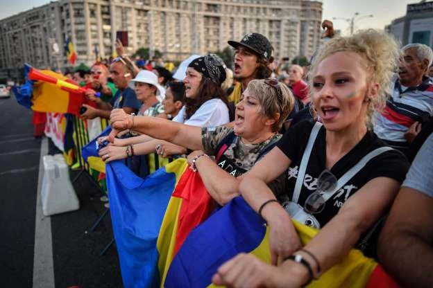 Χιλιάδες διαδηλωτές στη Ρουμανία ζητούν παραίτηση της κυβέρνησης